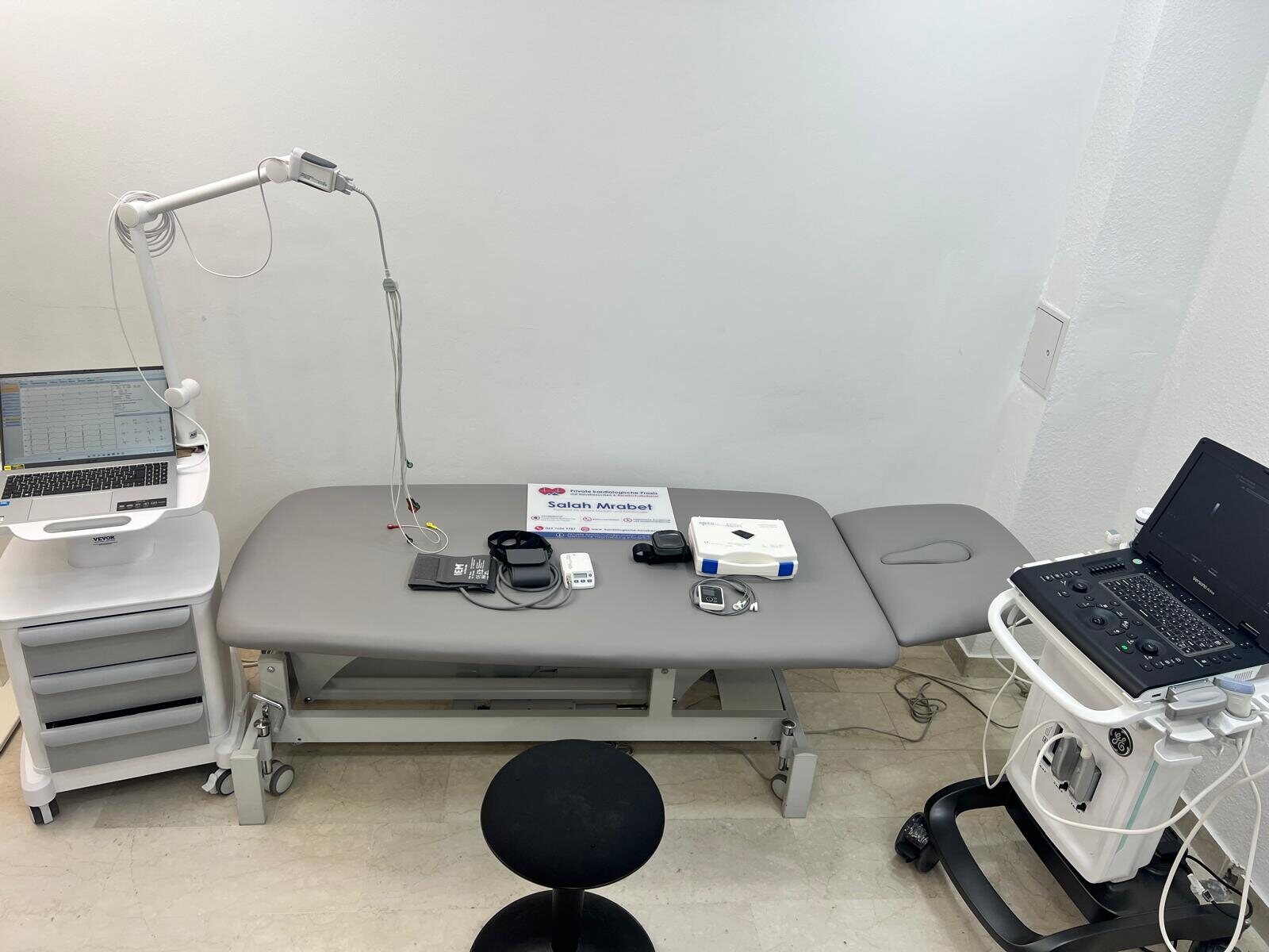 Behandlungszimmer mit Untersuchungsliege, EKG und Ultraschallgerät