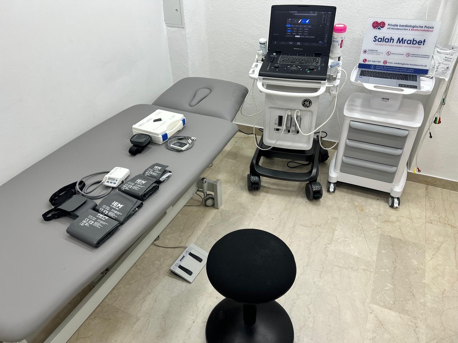Mobile kardiologische Diagnostik mit EKG, Ultraschallgerät und Untersuchungsliege